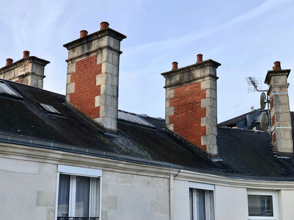 une rangée de cheminées au sommet d'un bâtiment